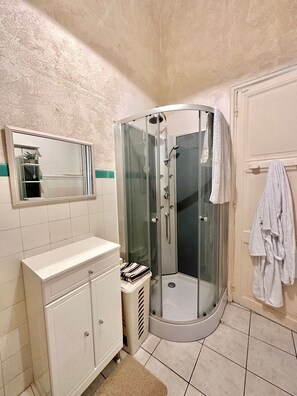 Dusj, hårføner, bidé og håndklær