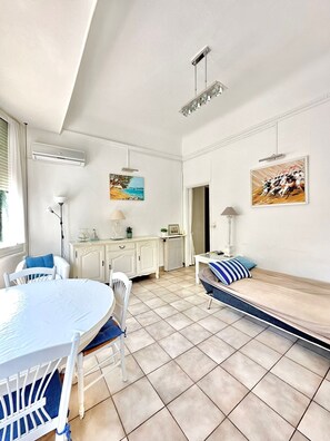 2 soverom, strykejern/-brett og sengetøy