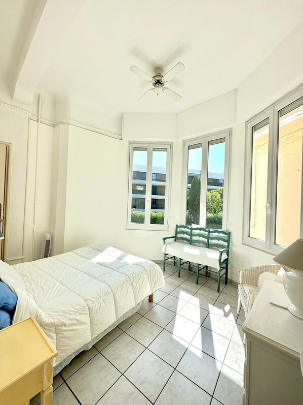 2 soverom, strykejern/-brett og sengetøy