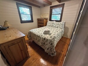 2 bedrooms, iron/ironing board, free WiFi, bed sheets - Cabin is located right on Creek, 2-bedroom cabin in charming Blue Ridge. (Blue Ridge)