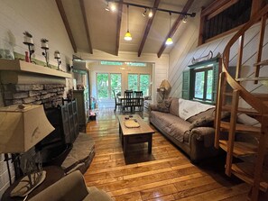TV, fireplace - Cabin is located right on Creek, 2-bedroom cabin in charming Blue Ridge. (Blue Ridge)