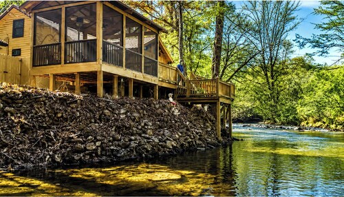 Cabin is located right on Creek, 2-bedroom cabin in charming Blue Ridge.