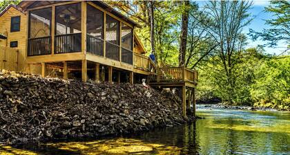 Cabin is located right on Creek, 2-bedroom cabin in charming Blue Ridge.