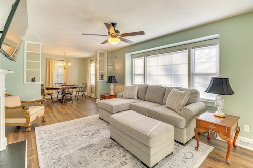 Walk to Chowan University: Dog-friendly Retreat