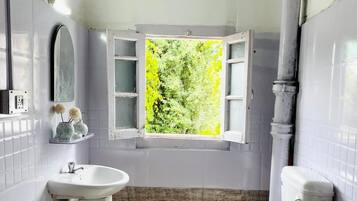 Chaussons, serviettes fournies, savon