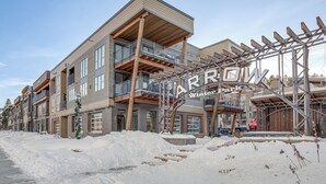 Un edificio de varios pisos con balcones y un letrero que dice "ARROW WinterPark".