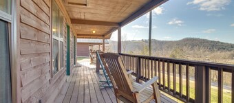 Walk to White River: Mountain View Family Cabin!