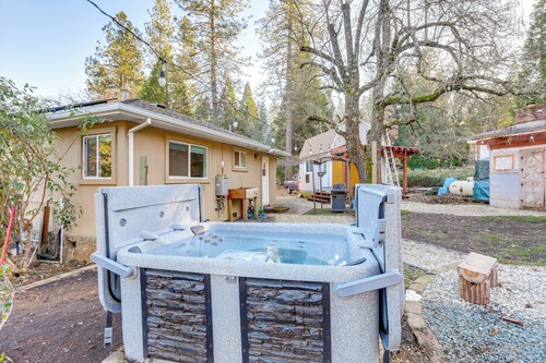 4 Mi to Dtwn Grass Valley: Forest Oasis w/ Hot Tub