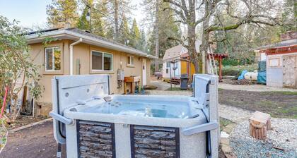 4 Mi to Dtwn Grass Valley: Forest Oasis w/ Hot Tub