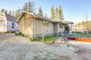 Interior - 4 Mi to Dtwn Grass Valley: Forest Oasis w/ Hot Tub (Grass Valley)