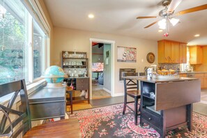 Interior - 4 Mi to Dtwn Grass Valley: Forest Oasis w/ Hot Tub (Grass Valley)