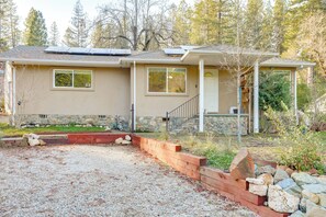 Interior - 4 Mi to Dtwn Grass Valley: Forest Oasis w/ Hot Tub (Grass Valley)