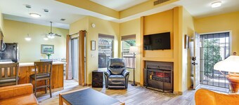 12 Mi to Dtwn Tucson: Tranquil Townhome w/ Office