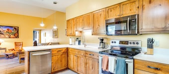12 Mi to Dtwn Tucson: Tranquil Townhome w/ Office