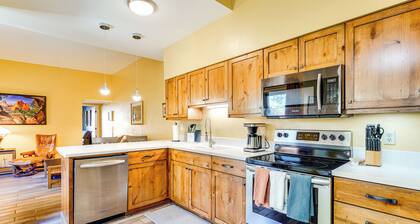 12 Mi to Dtwn Tucson: Tranquil Townhome w/ Office