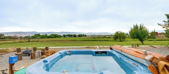 Hot Tub & Screened Porch: Getaway in Montrose!