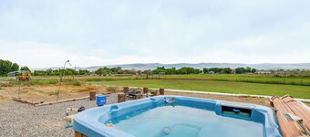 Hot Tub & Screened Patio: Getaway in Montrose!