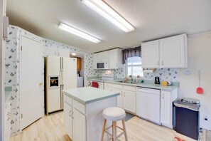 Interior - Hot Tub & Screened Porch: Getaway in Montrose! (Montrose)