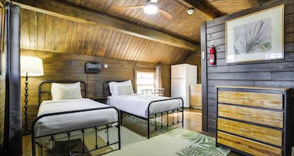 Bayou Retreat w/ Screened Porch Near Nola!