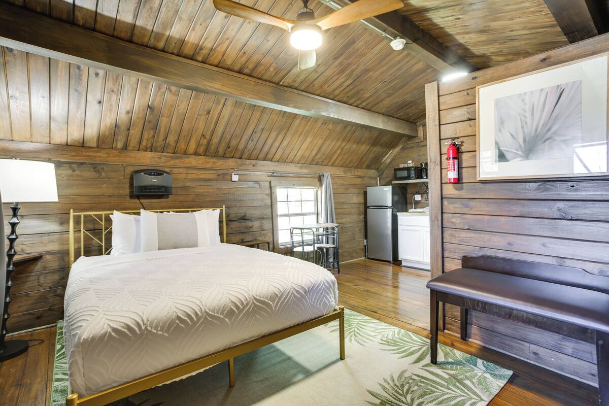 1 bedroom, laptop workspace, bed sheets