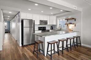 Een koelkast, een microgolfoven, een koffiezetapparaat/waterkoker