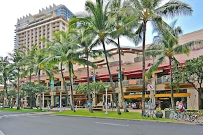 Exterior - Chic Waikiki condo! Full kitchen, city/mountain views, Wi-Fi, close to beach! (Honolulu)