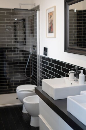 Shower, hair dryer, bidet, towels - Superb villa with pool just 5 minutes from the beach, tennis courts and market. (Beaulieu-sur-Mer)