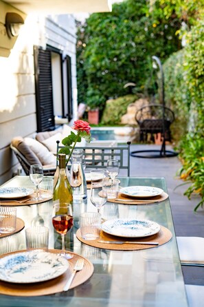 تناول الطعام بالخارج