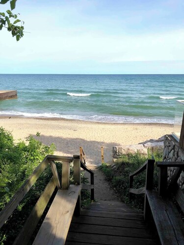 Cozy pet-friendly cottage near Lake Michigan