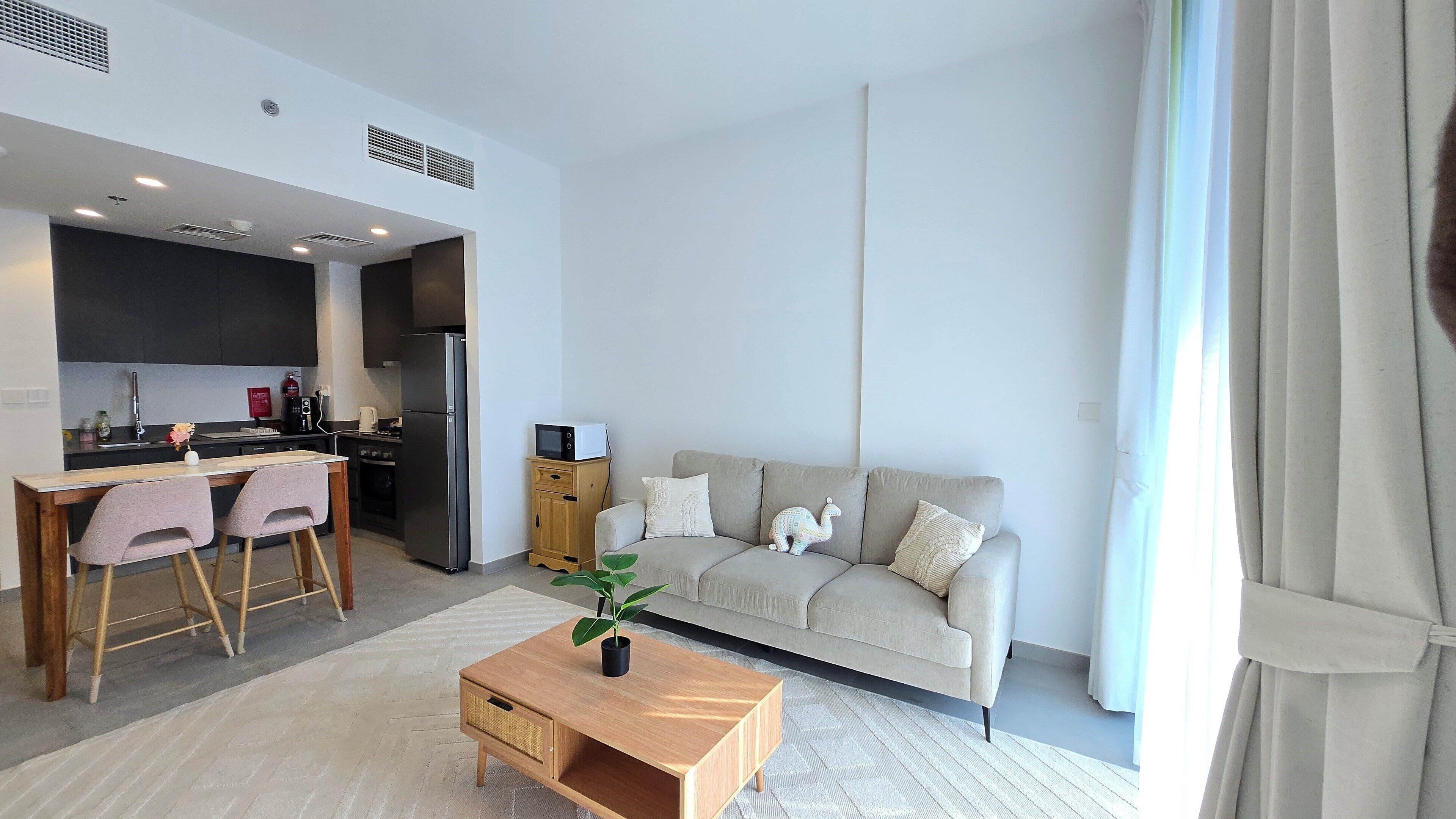 Căn hộ Exclusive, ban công, quang cảnh hồ bơi | Khu phòng khách | TV màn hình phẳng 