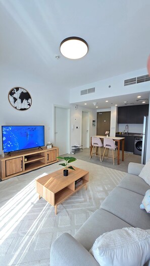 Exclusive-Apartment, Balkon, Poolblick | Wohnbereich | Flachbildfernseher