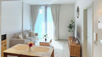 Departamento exclusivo, balcón, vista a la alberca | Área de sala de estar | Televisión de pantalla plana
