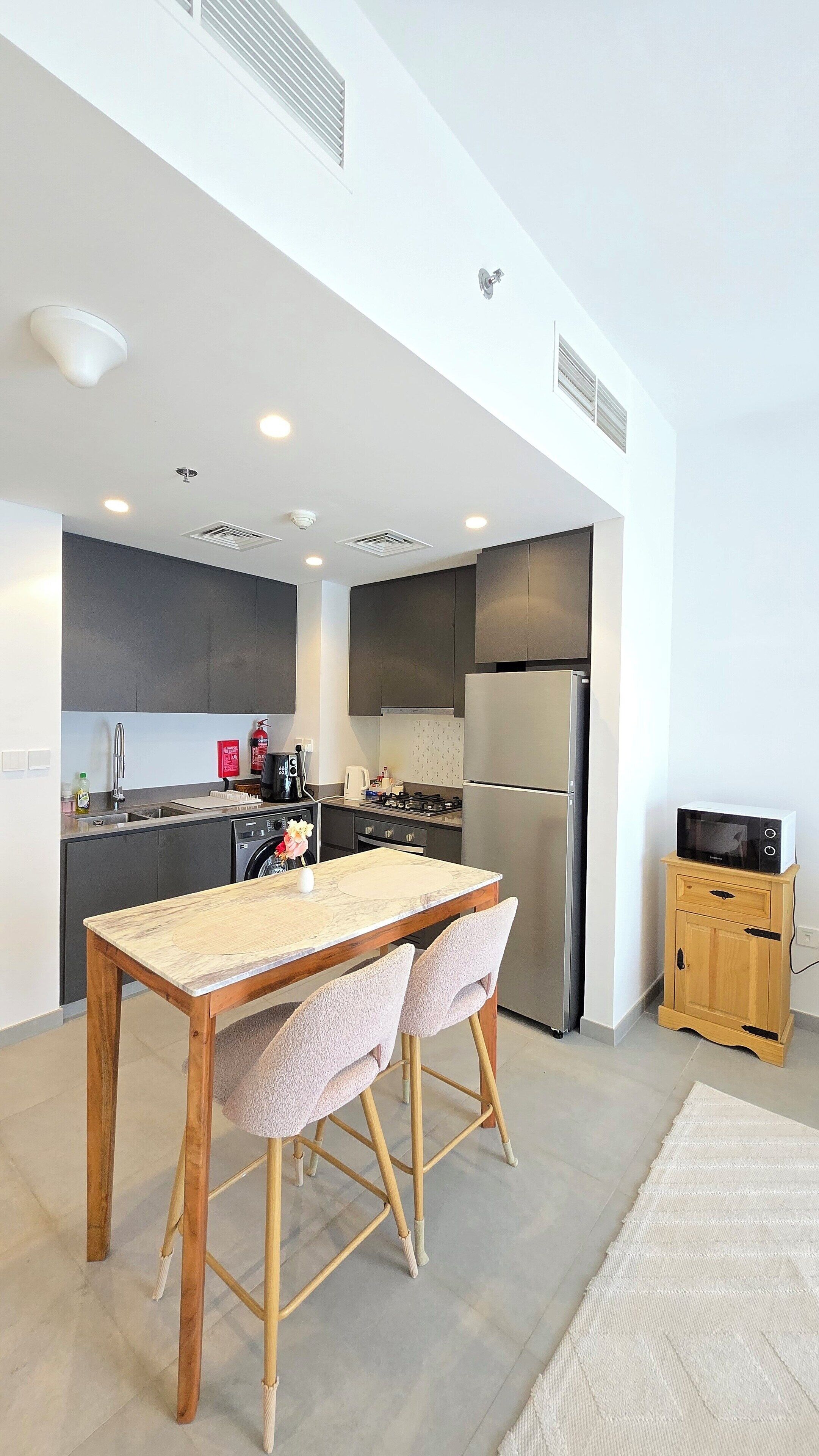 独特公寓, 阳台, 泳池景观 | 私人厨房 | 炉灶、电热水壶、厨具/餐具