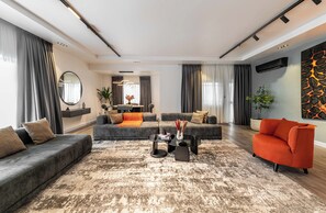 Desk, laptop workspace, free WiFi, bed sheets - George Residence SDA Court Ikoyi (Lagos)