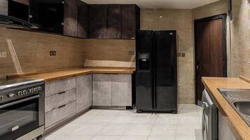 Superior Apartment, 3 Bedrooms, Balcony | Private kitchen | Fridge, microwave, oven, stovetop