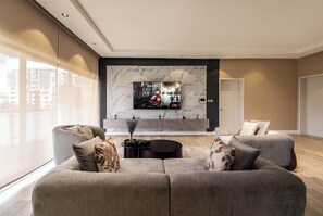 Superior-lejlighed - 3 soveværelser - balkon | Opholdsområde | 50-tommers smart-tv med kabelkanaler