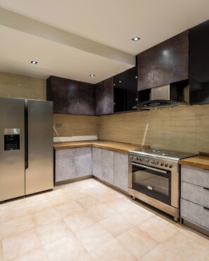 Superior Apartment, 3 Bedrooms, Balcony | Private kitchenette | Fridge, microwave, oven, stovetop