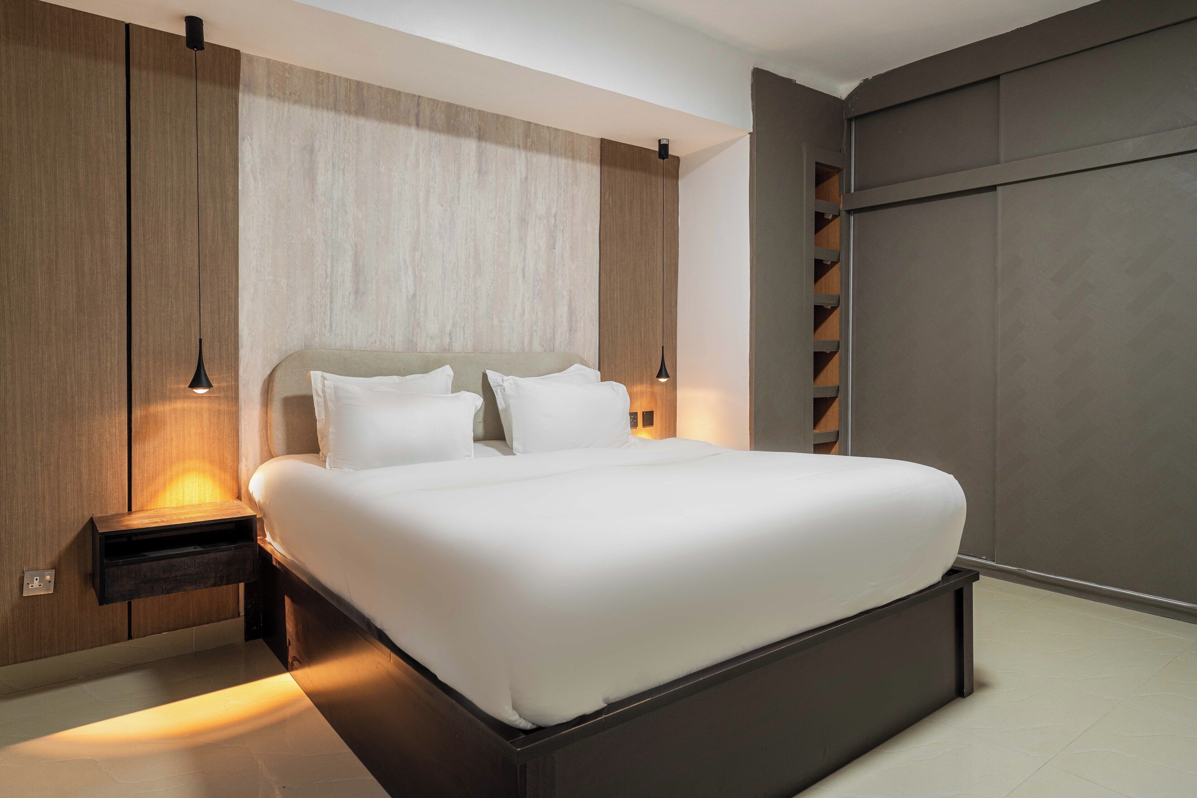 Meja kerja, ruang kerja ramah laptop, Wi-Fi gratis, dan seprai linen