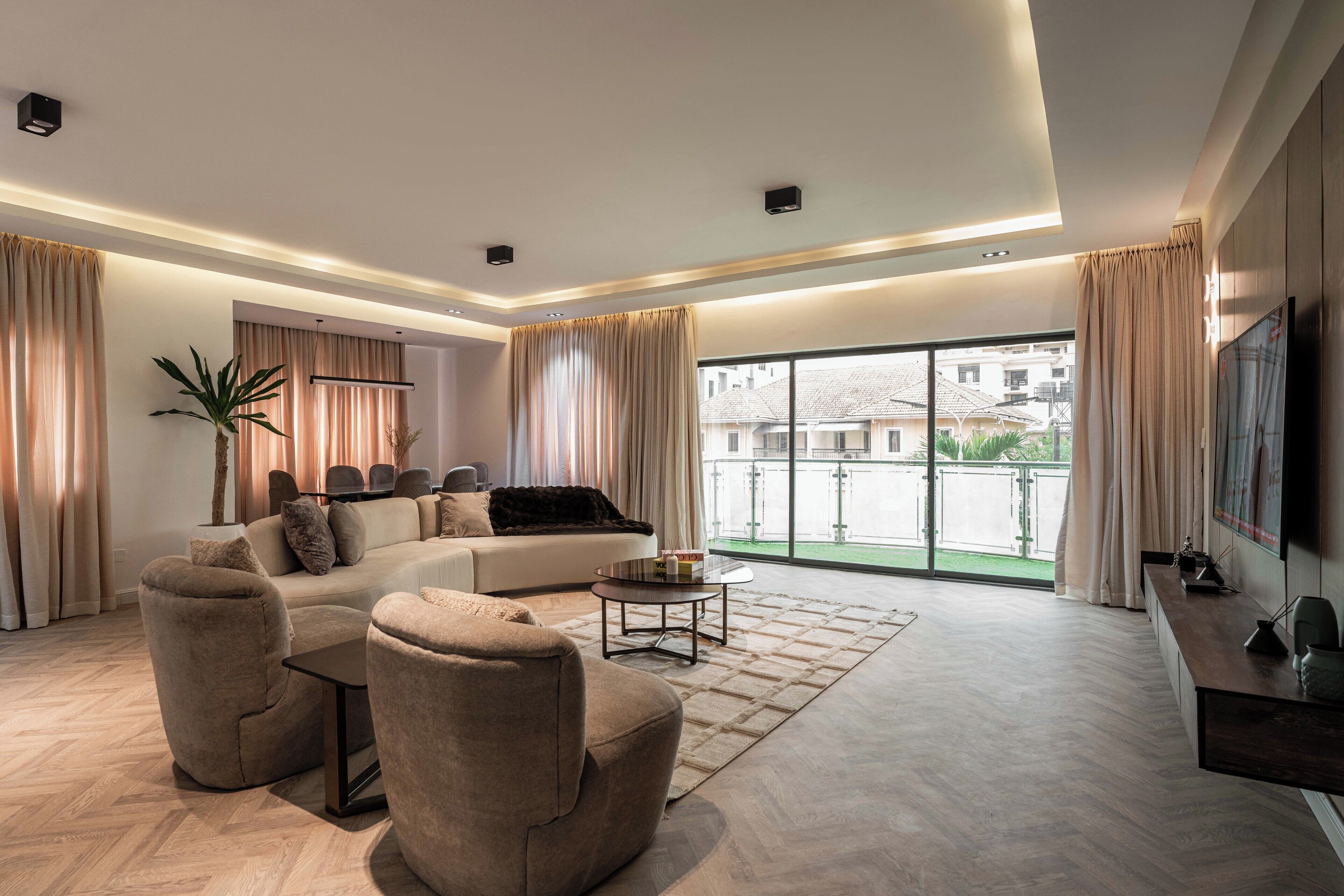 Apartamento superior, 3 habitaciones, balcón | Zona de estar | Smart TV de 50 pulgadas con canales por cable