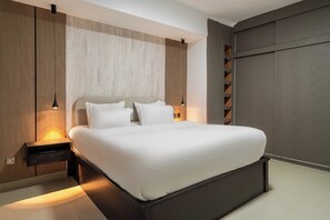 Desk, laptop workspace, free WiFi - George Residence SDA Court Ikoyi (Lagos)