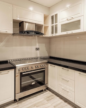 Appartement classique, 2 chambres, non-fumeur | Cuisine privée | Réfrigérateur, four à micro-ondes, un four, surface de cuisson