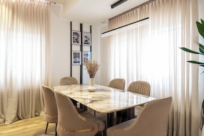 Superior Apartment, 3 Bedrooms, Balcony | In-room dining - George Residence SDA Court Ikoyi (Lagos)