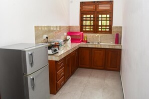 Deluxe Double Room, Balcony | Private kitchen | Fridge, oven, cookware/dishes/utensils - Ravi Villa (Hikkaduwa)