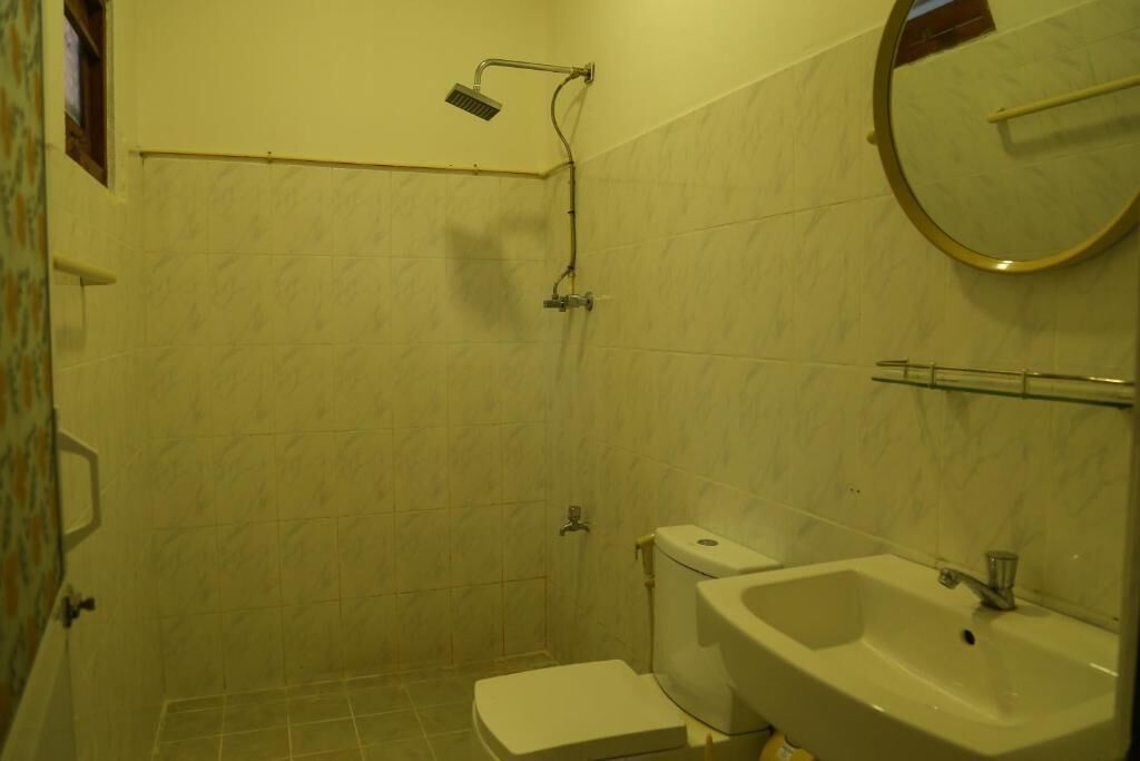 Kylpyhuone, jossa on wc, pesuallas ja suihku.