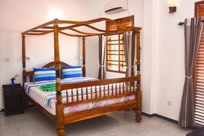 Deluxe Double Room, Balcony | Desk, iron/ironing board, free WiFi - Ravi Villa (Hikkaduwa)