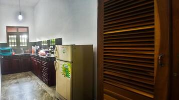 Deluxe Double Room, Balcony | Private kitchen | Fridge, oven, cookware/dishes/utensils