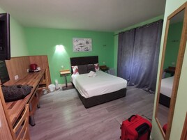 Habitación clásica doble | Espacio para trabajar con un portátil y wifi gratis