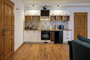 Réfrigérateur, un four, surface de cuisson, lave-vaisselle