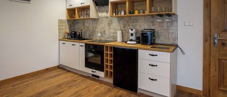 Fridge, oven, stovetop, dishwasher