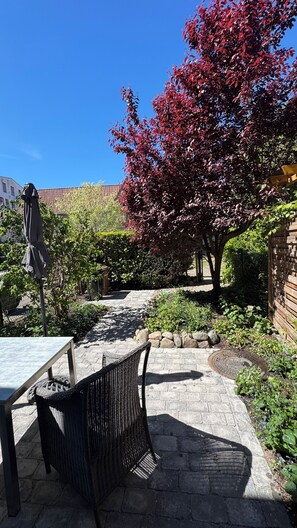 Outdoor dining - Beautiful vacation home with garden in the old town and private parking space (Lübeck)